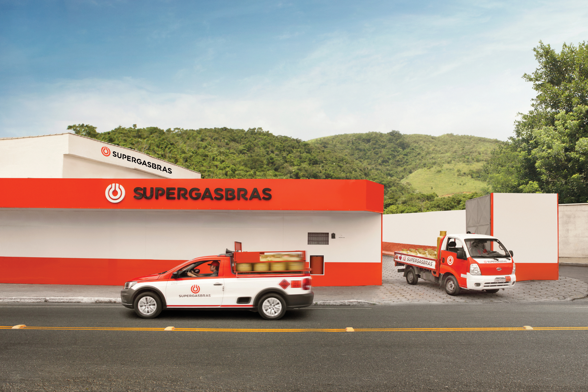 Fachada da Expresso Gás com frota de entrega